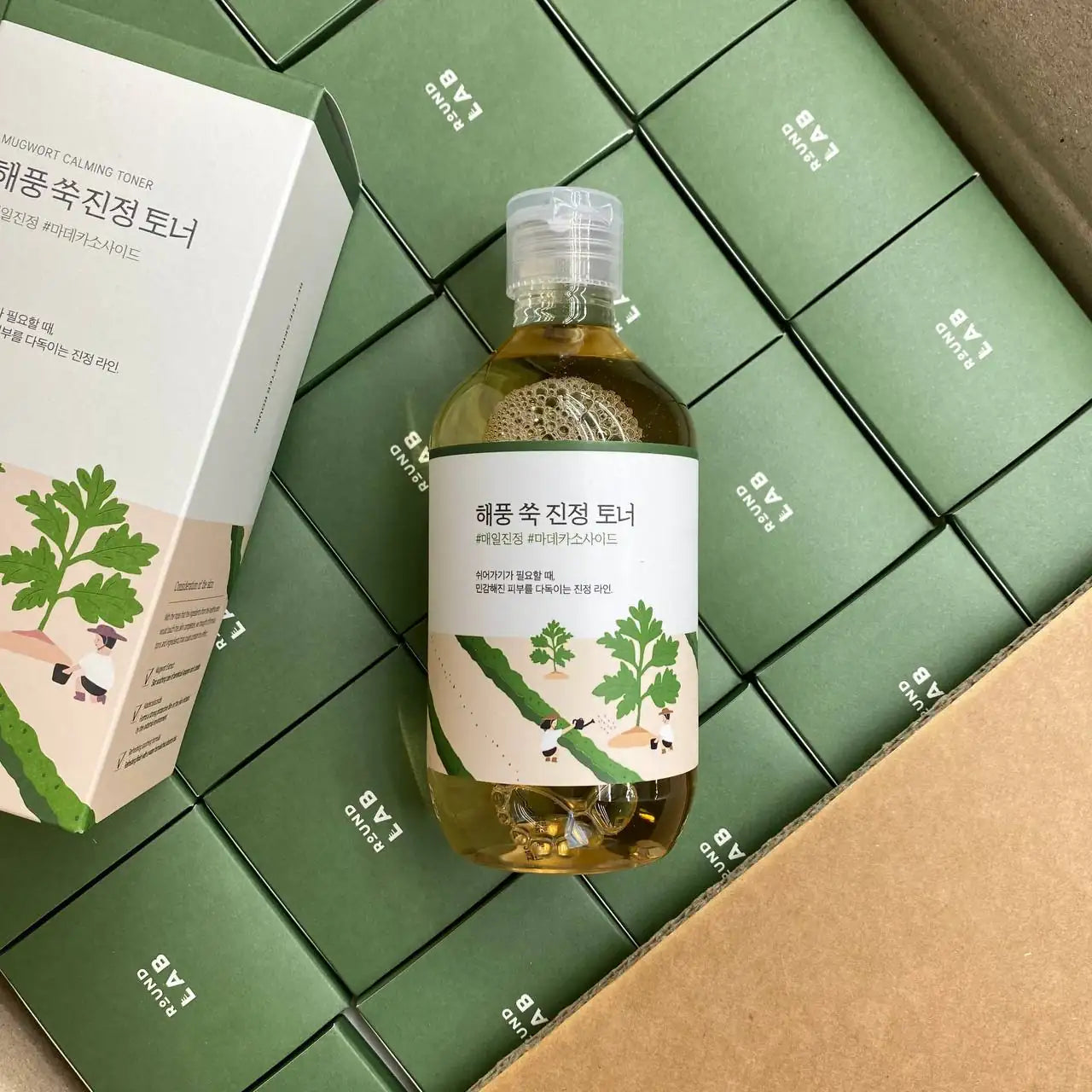 Успокаивающий тоник с полынью Round Lab Mugwort Calming Toner