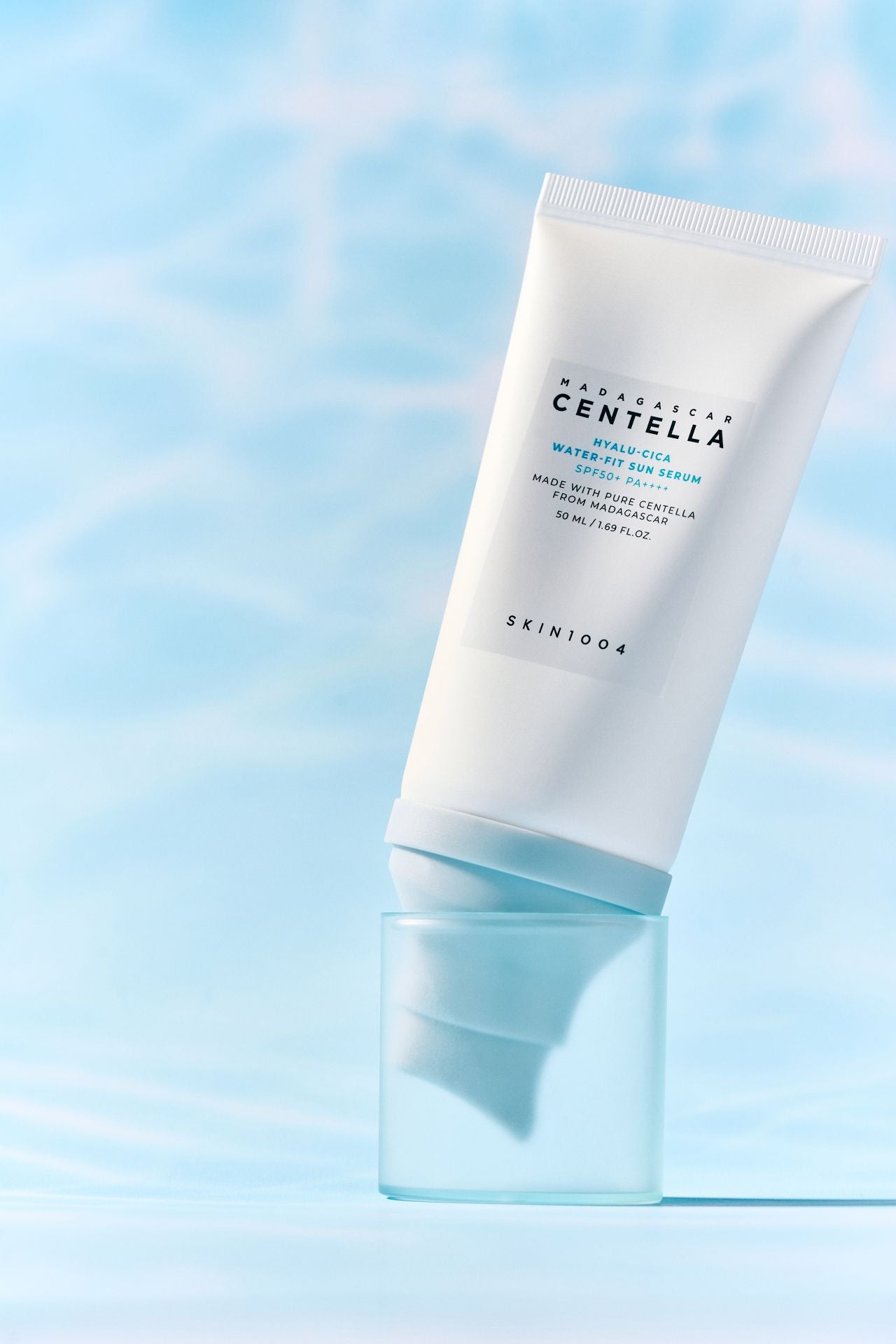 Солнцезащитная сыворотка SKIN1004 Madagascar Centella Hyalu-Cica Water-Fit Sun Serum SPF50+ PA++++